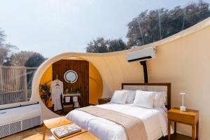 a bedroom with a bed in a round room at Vanara Eco Bubble - Experiência única na Natureza in Botucatu