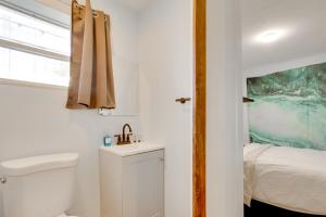 Koupelna v ubytování Pet-Friendly Stuart Vacation Rental with Fenced Yard + 17 fotografií