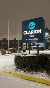 un panneau indiquant une auberge de clion devant un bâtiment dans l'établissement Clarion Inn I-94 near Expo Center, à Kalamazoo