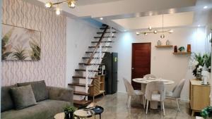 uma sala de estar com um sofá e uma mesa em Mactan Reihenhaeuser em Lapu Lapu City