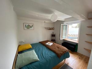 ein Schlafzimmer mit einem Bett und einem Fenster in der Unterkunft Maison de vacances hyper centre, plage à pied - Etables sur Mer in Étables