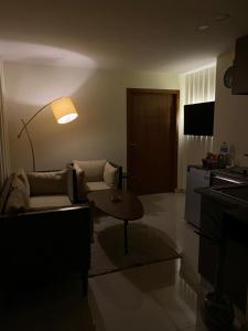 TV a/nebo společenská místnost v ubytování Skyluxe 2 Chic 1Bedroom w Rooftop Club N Pool Access
