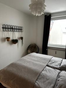 Giường trong phòng chung tại COZY by Interior Apartments