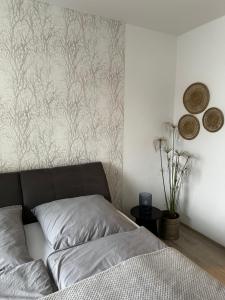 Giường trong phòng chung tại COZY by Interior Apartments +15 ảnh