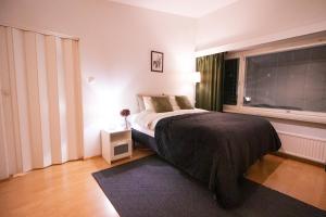 En eller flere senge i et værelse på Peaceful Stay - Near Kaari Mall, 5 Min To Train