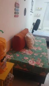 コンデにあるFlat karini located in the main of jacumaのベッド、デスク、椅子が備わる客室です。