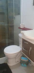 コンデにあるFlat karini located in the main of jacumaの白いトイレと洗面台のあるバスルーム