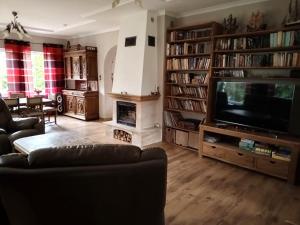 Televízia a/alebo spoločenská miestnosť v ubytovaní Familienurlaub 8 Personen Ferienhaus Polen Urlaub Insel Wolin Ostsee Ferienwohnung
