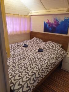 1 dormitorio con 1 cama con edredón marrón y blanco en Spa Cottage Lavender in Terme Čatež, en Čatež ob Savi 13 fotos más