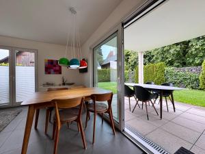 Una cocina y un comedor con mesa y sillas. en See Raum, en Immenstaad am Bodensee