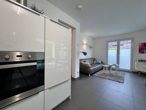 Una sala de estar con una estufa y un sofá. en See Raum, en Immenstaad am Bodensee 11 fotos más