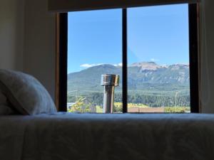 ein Fenster mit Bergblick in der Unterkunft Cabaña Coyhaique in Coihaique