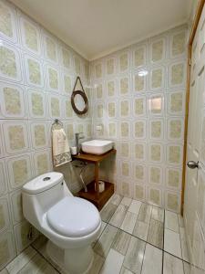 ein Badezimmer mit Toilette und Waschbecken in der Unterkunft Cabaña Coyhaique in Coihaique + 17 Fotos