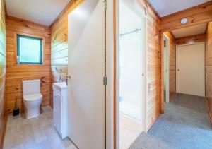 un baño con inodoro y ducha en Sea Breeze, en Mapua 16 fotos más