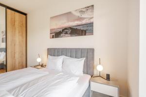 Un pat sau paturi într-o cameră la Lulu Apartments - BALTIC SEA - Apartament dwupokojowy - siłownia sauna jacuzzi parking - Ustronnie Residence