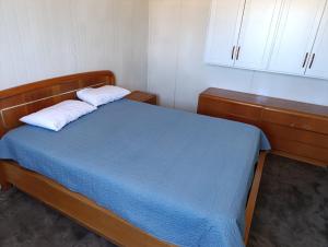 une chambre avec un lit avec deux oreillers dessus dans l'établissement Casa a 50 metros de la playa PuntaNegra, à Punta Colorada