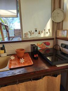 een aanrecht met een wastafel en een snijplank bij Breeze Ocean Bungalow Moorea in Moorea +6 foto's