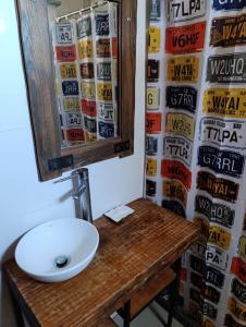 une salle de bain avec un lavabo et un miroir dans l'établissement Casa a 50 metros de la playa PuntaNegra, à Punta Colorada