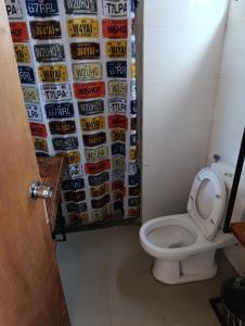 une salle de bain avec toilettes et rideau de douche dans l'établissement Casa a 50 metros de la playa PuntaNegra, à Punta Colorada 13 autres photos