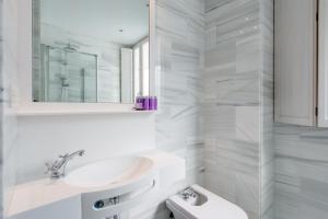 A bathroom at BiBo Suites Oro del Darro