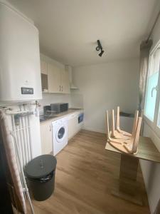 kuchnia ze stołem i krzesłami w pokoju w obiekcie Dijon - Grand studio proche parc Darcy & gare w mieście Dijon