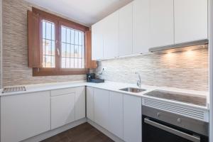 A kitchen or kitchenette at BiBo Suites Oro del Darro