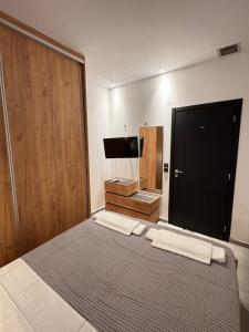 Postel nebo postele na pokoji v ubytování Vytina Escape Home