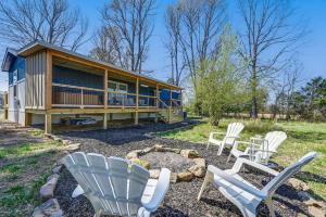 布罗肯鲍Lovely Broken Bow Cottage with Hot Tub and Fire Pit!的一组椅子在房子前面