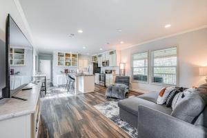 布罗肯鲍Lovely Broken Bow Cottage with Hot Tub and Fire Pit!的客厅里有一张沙发和一个厨房