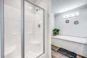 布罗肯鲍Lovely Broken Bow Cottage with Hot Tub and Fire Pit!的浴室里有玻璃门的淋浴间 更多19张照片