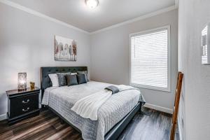 布罗肯鲍Lovely Broken Bow Cottage with Hot Tub and Fire Pit!的一间卧室，里面有一张床和一扇窗户。