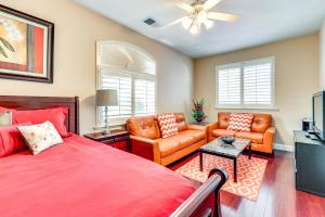 ein Schlafzimmer mit Bett und ein Wohnzimmer in der Unterkunft Spacious Clovis Vacation Rental with Outdoor Oasis! in Clovis + 37 Fotos