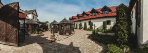 a cobblestone street in a town with a building at Hotel Pod Kogutkiem in Krzywaczka