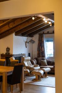 Area soggiorno di Alpenblick Loft neben Skilift in Amden Arvenbüel