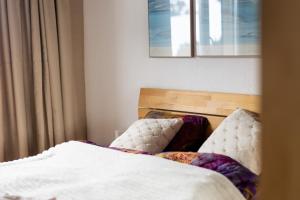 Letto o letti in una camera di Alpenblick Loft neben Skilift in Amden Arvenbüel