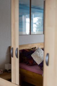 Letto o letti in una camera di Alpenblick Loft neben Skilift in Amden Arvenbüel