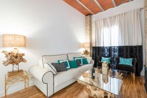 A seating area at BiBo Suites Oro del Darro