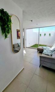 Jesús MaríaにあるHogar Augustaのリビングルーム(鏡、ソファ付) +6枚の写真