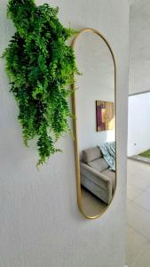 Jesús MaríaにあるHogar Augustaのソファ付鏡