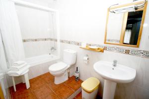 Koupelna v ubytování EVA & TRAVEL - Hotel LA BOTIGA + 20 fotografií