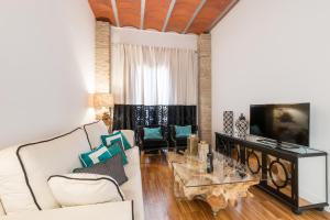 A television and/or entertainment centre at BiBo Suites Oro del Darro