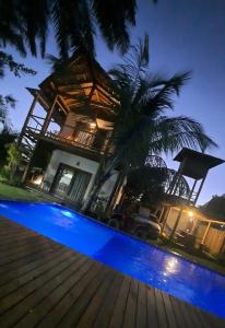 Villa con piscina azul por la noche en Suíte 3 Privativa Taipu de Fora, en Barra Grande