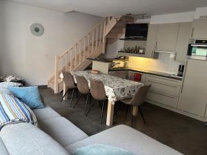 eine Küche mit einem Tisch und einigen Stühlen in einem Zimmer in der Unterkunft Residentie beethoven in Knokke-Heist