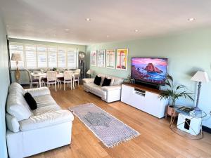 Χώρος καθιστικού στο Stylish home, with amazing estuary view