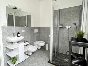 Ένα μπάνιο στο LTA Apartment München Süd No3 Friends & Family +24 φωτογραφίες