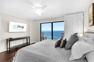 パナマ・シティ・ビーチにあるCommodore 906 (3/3)の海の見えるベッドのある寝室 +42枚の写真