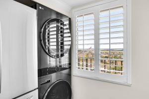 パナマ・シティ・ビーチにあるCommodore 906 (3/3)の洗濯機と窓のある洗濯室
