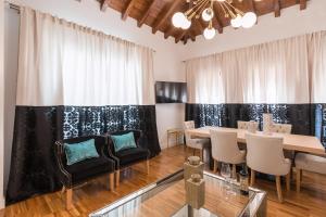 TV a/nebo společenská místnost v ubytování BiBo Suites Oro del Darro