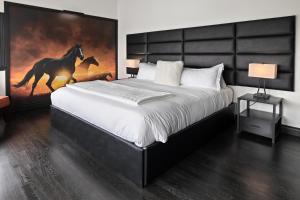 Postel nebo postele na pokoji v ubytování Icon Inn