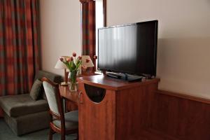 Televízia a/alebo spoločenská miestnosť v ubytovaní Hotel Lukács Superior